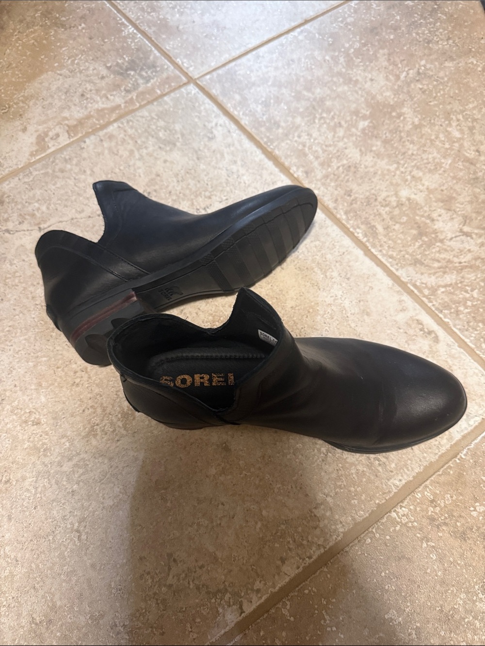 Sorel size 8 Lola cut out bootie